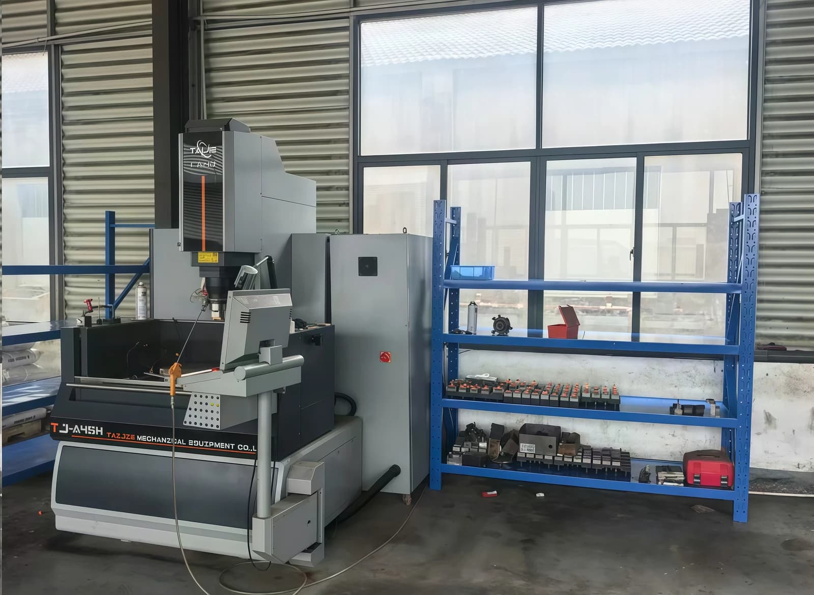 Tooling machine and fixture storage